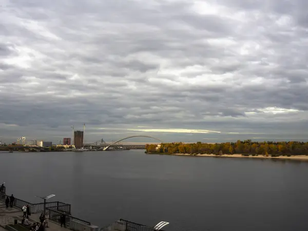 Dnipro Nehri manzarası ve şehir merkezindeki sarı ağaçlar. Tarihi mimari ve manzara, Kyiv 'in doğası. Sonbaharda Ukrayna 'nın başkenti Kyiv' de. Güzel gökyüzü.