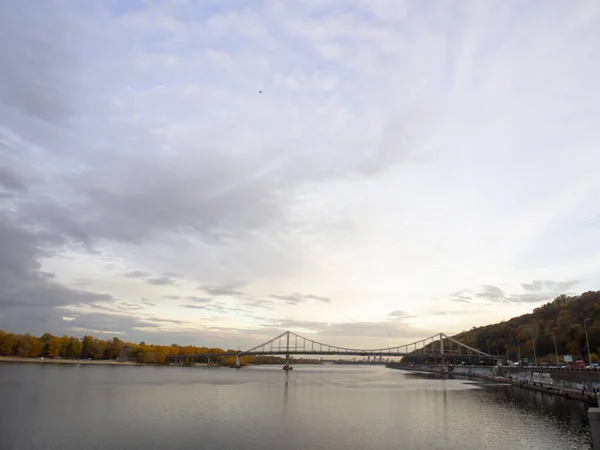 Sonbaharda Ukrayna 'nın başkenti Kyiv' de. Tarihi mimari ve manzara manzaraları, Kyiv 'in doğası. Şehir merkezinde Dnipro nehri ve köprüsü.