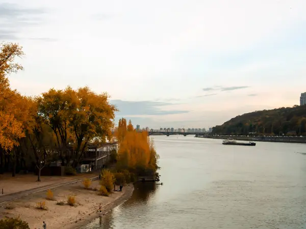 Sonbaharda Ukrayna 'nın başkenti Kyiv' de. Tarihi mimari ve manzara manzaraları, Kyiv 'in doğası. Şehir merkezinde Dnipro nehri ve sarı ağaçlar.