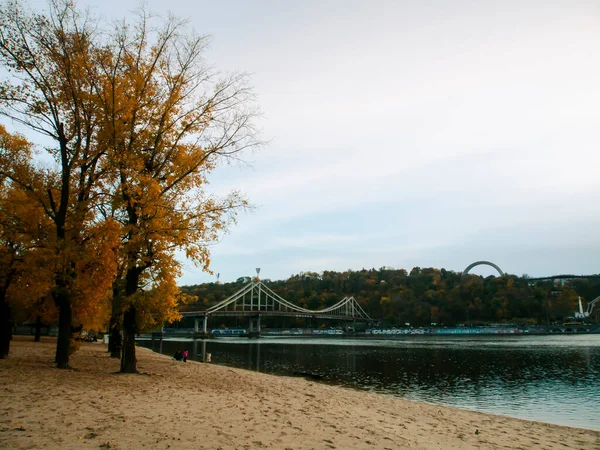 Sonbaharda Ukrayna 'nın başkenti Kyiv' de. Tarihi mimari ve manzara manzaraları, Kyiv 'in doğası. Şehir merkezinde Dnipro nehri ve köprüsü.