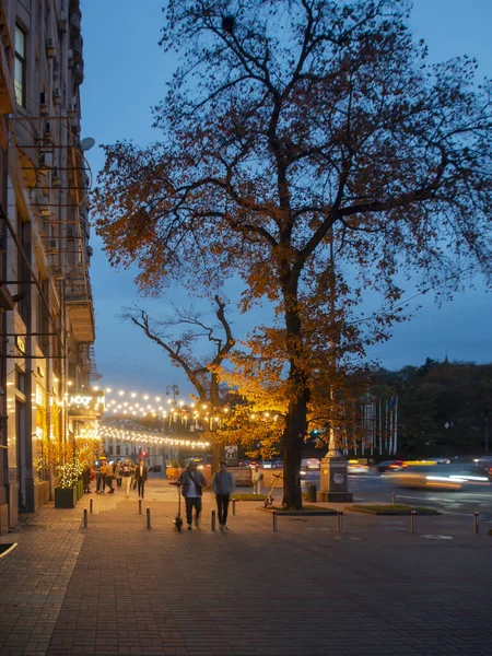 Sonbaharda Ukrayna 'nın başkenti Kyiv' de. Tarihi mimari ve manzara manzaraları, Kyiv 'in doğası. Şehir merkezinin eski caddeleri ve binaları, akşam.