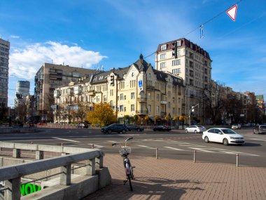 Sonbaharda Ukrayna 'nın başkenti Kyiv' de. Tarihi mimari ve manzara manzaraları, Kyiv 'in doğası. Şehir merkezinin eski caddeleri ve binaları.