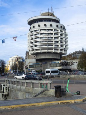 Güneşli bir günde şehir merkezindeki ünlü modern otel. Tarihsel mimari, Ukrayna, Kyiv şehir merkezi..
