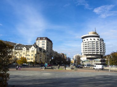Güneşli bir günde şehir merkezindeki ünlü modern otel. Tarihsel mimari, Ukrayna, Kyiv şehir merkezi..