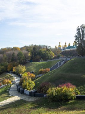 Park, meydan, dinlenme, güneşli bir günde şehir merkezinde manzara. Ukrayna 'nın Kyiv şehrinde.