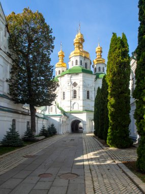 Kyiv Pechersk Lavra, Kyiv, Ukrayna 'daki tapınaklar. Güneşli bir gün. Tarihi ve kültürel rezerv, tarihi mimari, Kyiv şehir merkezi.. 
