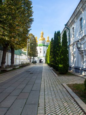 Kyiv Pechersk Lavra, Kyiv, Ukrayna 'daki tapınaklar. Güneşli bir gün. Tarihi ve kültürel rezerv, tarihi mimari, Kyiv şehir merkezi.. 