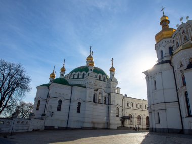 Kyiv Pechersk Lavra, Kyiv, Ukrayna 'daki tapınaklar. Güneşli bir gün. Tarihi ve kültürel rezerv, tarihi mimari, Kyiv şehir merkezi.. 