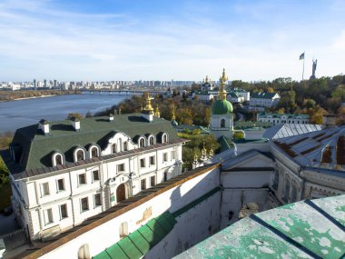 Kyiv Pechersk Lavra, Kyiv, Ukrayna 'daki tapınaklar. Güneşli bir gün. Tarihi ve kültürel rezerv, tarihi mimari, Kyiv şehir merkezi.. 