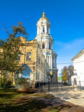 Kyiv Pechersk Lavra, Kyiv, Ukrayna 'daki tapınaklar. Güneşli bir gün. Tarihi ve kültürel rezerv, tarihi mimari, Kyiv şehir merkezi.. 