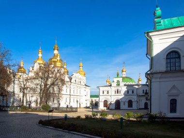 Kyiv Pechersk Lavra, Kyiv, Ukrayna 'daki tapınaklar. Güneşli bir gün. Tarihi ve kültürel rezerv, tarihi mimari, Kyiv şehir merkezi.. 
