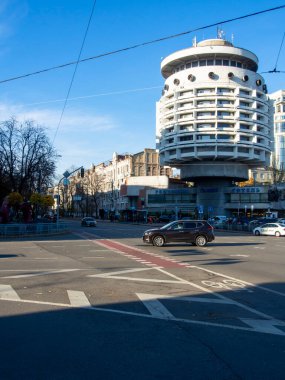 Güneşli bir günde şehir merkezindeki ünlü modern otel. Tarihsel mimari, Ukrayna, Kyiv şehir merkezi..