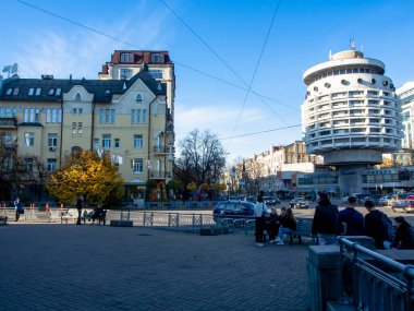 Güneşli bir günde şehir merkezindeki ünlü modern otel. Tarihsel mimari, Ukrayna, Kyiv şehir merkezi..