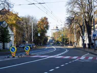 Sonbaharda Ukrayna 'nın başkenti Kyiv' de. Tarihi mimari ve manzara manzaraları, Kyiv 'in doğası. Şehir merkezinin eski caddeleri ve binaları.