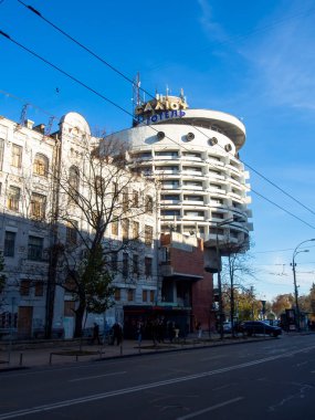 Güneşli bir günde şehir merkezindeki ünlü modern otel. Tarihsel mimari, Ukrayna, Kyiv şehir merkezi..