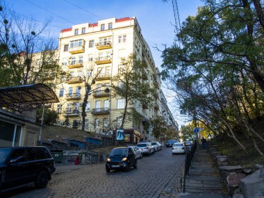 Sonbaharda Ukrayna 'nın başkenti Kyiv' de. Tarihi mimari ve manzara manzaraları, Kyiv 'in doğası. Şehir merkezinin eski caddeleri ve binaları.