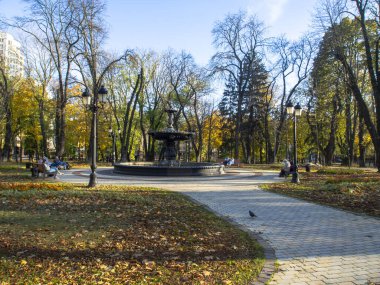 Park, meydan, dinlenme, güneşli bir günde şehir merkezinde manzara. Ukrayna 'nın Kyiv şehrinde.