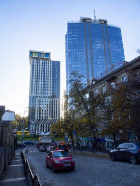 Sonbaharda Ukrayna 'nın başkenti Kyiv' de. Tarihi mimari ve manzara manzaraları, Kyiv 'in doğası. Şehir merkezinin eski caddeleri ve binaları.