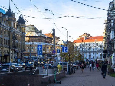Sonbaharda Ukrayna 'nın başkenti Kyiv' de. Tarihi mimari ve manzara manzaraları, Kyiv 'in doğası. Şehir merkezinin eski caddeleri ve binaları.