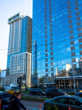 Sonbaharda Ukrayna 'nın başkenti Kyiv' de. Tarihi mimari ve manzara manzaraları, Kyiv 'in doğası. Şehir merkezinin eski caddeleri ve binaları.