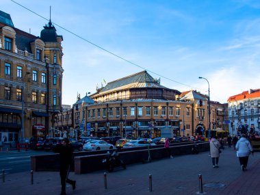 Sonbaharda Ukrayna 'nın başkenti Kyiv' de. Tarihi mimari ve manzara manzaraları, Kyiv 'in doğası. Şehir merkezinin eski caddeleri ve binaları.