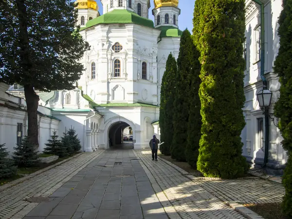 Kyiv Pechersk Lavra, Kyiv, Ukrayna 'daki tapınaklar. Güneşli bir gün. Tarihi ve kültürel rezerv, tarihi mimari, Kyiv şehir merkezi.. 