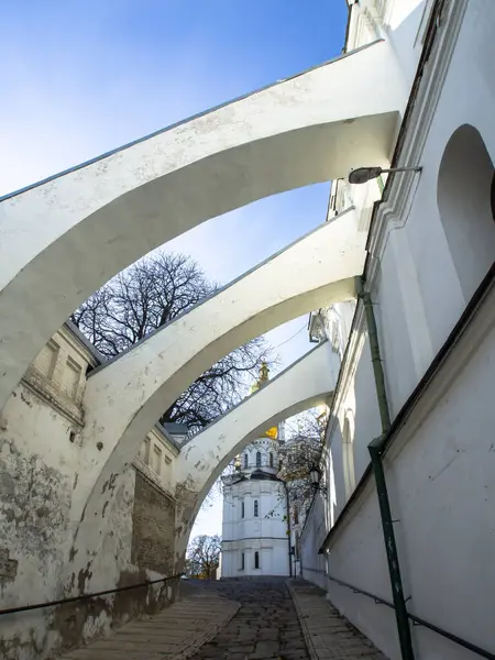 Kyiv Pechersk Lavra, Kyiv, Ukrayna 'daki tapınaklar. Güneşli bir gün. Tarihi ve kültürel rezerv, tarihi mimari, Kyiv şehir merkezi.. 