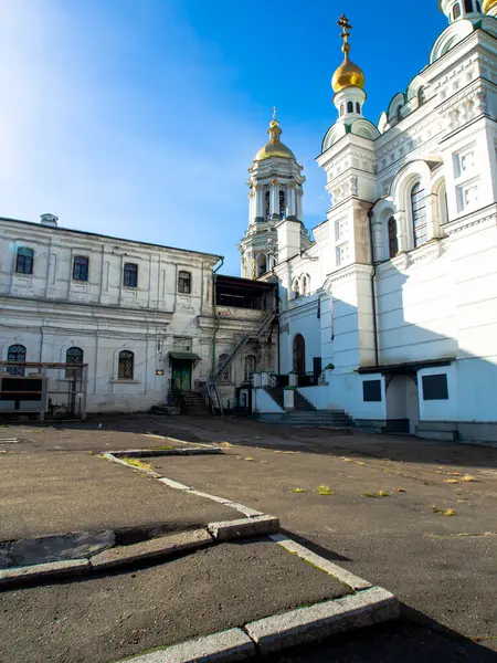 Kyiv Pechersk Lavra, Kyiv, Ukrayna 'daki tapınaklar. Güneşli bir gün. Tarihi ve kültürel rezerv, tarihi mimari, Kyiv şehir merkezi.. 