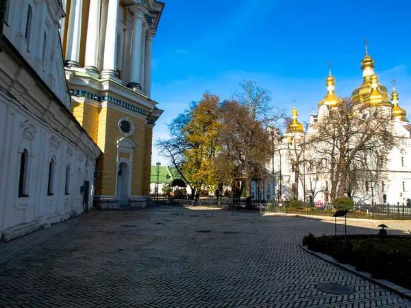 Kyiv Pechersk Lavra, Kyiv, Ukrayna 'daki tapınaklar. Güneşli bir gün. Tarihi ve kültürel rezerv, tarihi mimari, Kyiv şehir merkezi.. 