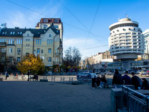Güneşli bir günde şehir merkezindeki ünlü modern otel. Tarihsel mimari, Ukrayna, Kyiv şehir merkezi..