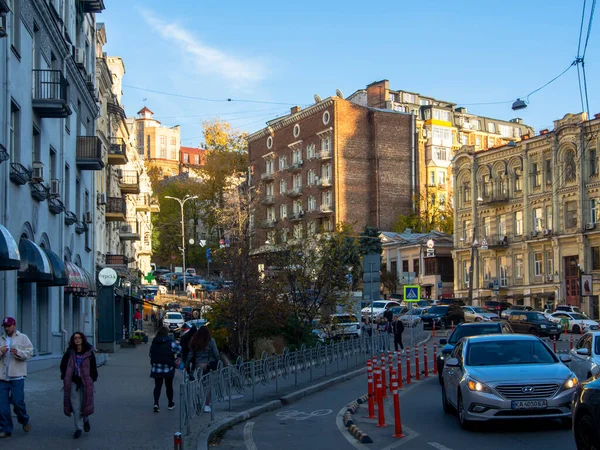 Sonbaharda Ukrayna 'nın başkenti Kyiv' de. Tarihi mimari ve manzara manzaraları, Kyiv 'in doğası. Şehir merkezinin eski caddeleri ve binaları.