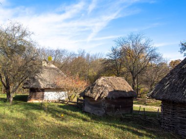 Ulusal Halk Mimarisi Müzesi ve Ukrayna Hayatı. Geleneksel ahşap evler, Pyrohiv, Kyiv, Ukrayna. Açık hava müzesi, doğa rezervi..