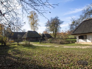 Ulusal Halk Mimarisi Müzesi ve Ukrayna Hayatı. Geleneksel ahşap evler, Pyrohiv, Kyiv, Ukrayna. Açık hava müzesi, doğa rezervi..