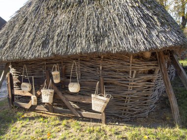 Ulusal Halk Mimarisi Müzesi ve Ukrayna Hayatı. Geleneksel ahşap evler, Pyrohiv, Kyiv, Ukrayna. Açık hava müzesi, doğa rezervi..