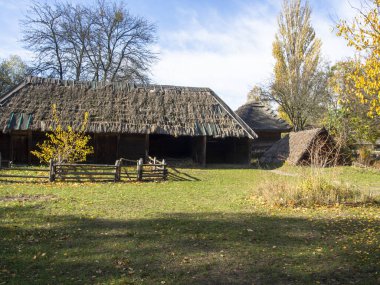 Ulusal Halk Mimarisi Müzesi ve Ukrayna Hayatı. Geleneksel ahşap evler, Pyrohiv, Kyiv, Ukrayna. Açık hava müzesi, doğa rezervi..