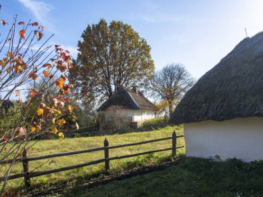 Ulusal Halk Mimarisi Müzesi ve Ukrayna Hayatı. Geleneksel ahşap evler, Pyrohiv, Kyiv, Ukrayna. Açık hava müzesi, doğa rezervi..