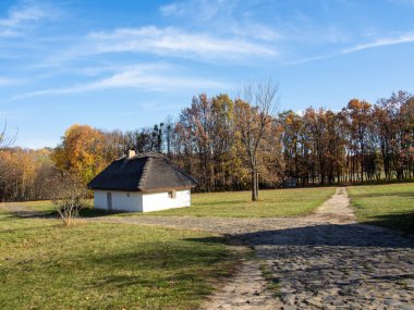 Ulusal Halk Mimarisi Müzesi ve Ukrayna Hayatı. Geleneksel ahşap evler, Pyrohiv, Kyiv, Ukrayna. Açık hava müzesi, doğa rezervi..