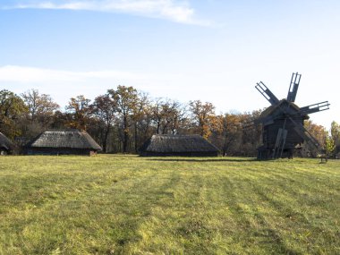 Ulusal Halk Mimarisi Müzesi ve Ukrayna Hayatı. Geleneksel ahşap evler, Pyrohiv, Kyiv, Ukrayna. Açık hava müzesi, doğa rezervi..