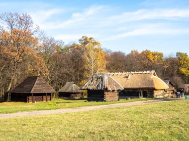Ulusal Halk Mimarisi Müzesi ve Ukrayna Hayatı. Geleneksel ahşap evler, Pyrohiv, Kyiv, Ukrayna. Açık hava müzesi, doğa rezervi..