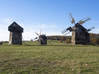 Ulusal Halk Mimarisi Müzesi ve Ukrayna Hayatı. Geleneksel ahşap evler, Pyrohiv, Kyiv, Ukrayna. Açık hava müzesi, doğa rezervi..