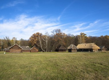 Ulusal Halk Mimarisi Müzesi ve Ukrayna Hayatı. Geleneksel ahşap evler, Pyrohiv, Kyiv, Ukrayna. Açık hava müzesi, doğa rezervi..