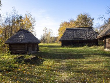 Ulusal Halk Mimarisi Müzesi ve Ukrayna Hayatı. Geleneksel ahşap evler, Pyrohiv, Kyiv, Ukrayna. Açık hava müzesi, doğa rezervi..