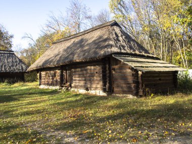 Ulusal Halk Mimarisi Müzesi ve Ukrayna Hayatı. Geleneksel ahşap evler, Pyrohiv, Kyiv, Ukrayna. Açık hava müzesi, doğa rezervi..