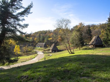 Ulusal Halk Mimarisi Müzesi ve Ukrayna Hayatı. Geleneksel ahşap evler, Pyrohiv, Kyiv, Ukrayna. Açık hava müzesi, doğa rezervi..