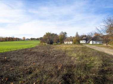 Ulusal Halk Mimarisi Müzesi ve Ukrayna Hayatı. Geleneksel ahşap evler, Pyrohiv, Kyiv, Ukrayna. Açık hava müzesi, doğa rezervi..