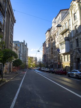 Sonbaharda Ukrayna 'nın başkenti Kyiv' de. Kyiv 'in tarihi mimari ve manzarasının manzarası. Şehir merkezinin eski caddeleri ve binaları.