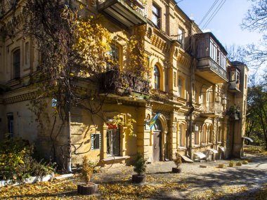 Sonbaharda Ukrayna 'nın başkenti Kyiv' de. Kyiv 'in tarihi mimari ve manzarasının manzarası. Şehir merkezinin eski caddeleri ve binaları.