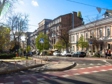 Sonbaharda Ukrayna 'nın başkenti Kyiv' de. Kyiv 'in tarihi mimari ve manzarasının manzarası. Şehir merkezinin eski caddeleri ve binaları.