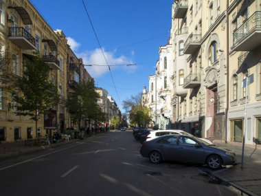 Sonbaharda Ukrayna 'nın başkenti Kyiv' de. Kyiv 'in tarihi mimari ve manzarasının manzarası. Şehir merkezinin eski caddeleri ve binaları.