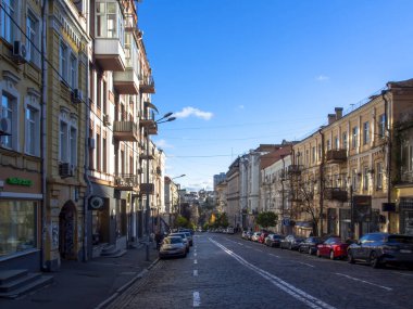 Sonbaharda Ukrayna 'nın başkenti Kyiv' de. Kyiv 'in tarihi mimari ve manzarasının manzarası. Şehir merkezinin eski caddeleri ve binaları.